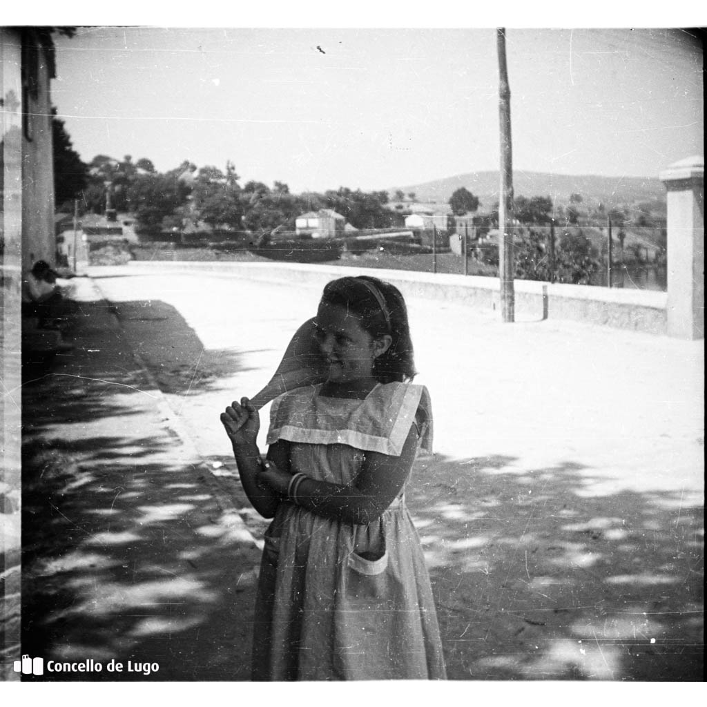 Retrato dunha nena no Club Fluvial de Lugo