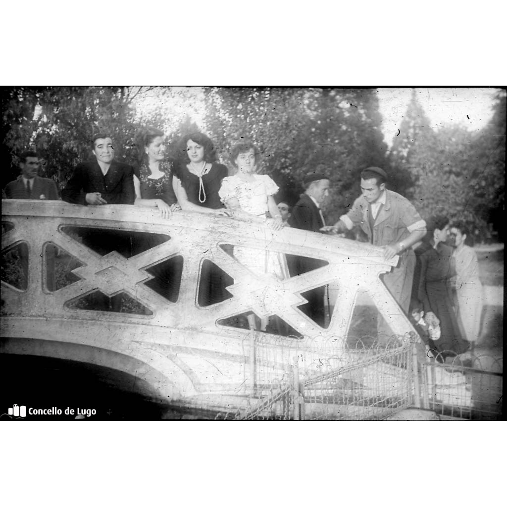 Retrato dun grupo de persoas na ponte do estanque do Parque Rosalía de Castro. Lugo