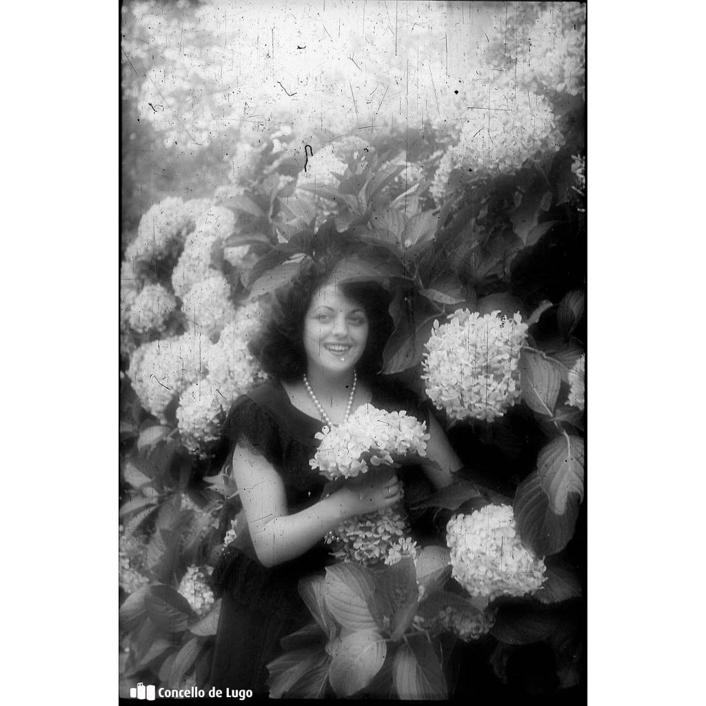 Retrato da señora de Faustino Rodríguez entre hortensias no Parque Rosalía de Castro