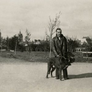 Retrato de Juan Alvarez Rodríguez cun can no Parque Rosalía de