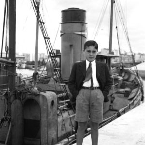 Retrato de Tinito diante dun barco.Colección Fotográfica Delga